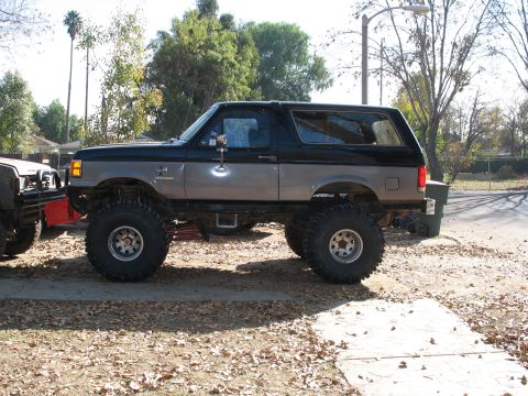 1987 Ford Bronco - This lifted 1987 Ford Bronco features a two-tone paint scheme and large off-road tires.