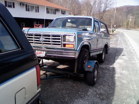 1988 Ford Bronco - My '88 pulling an '83.