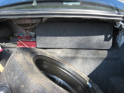 2003 Ford Crown Victoria - speakerbox in trunk with amps
