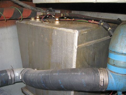 1985 Carver 326 Aft Cabin - tank 12