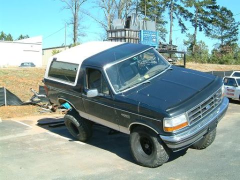 1993 Ford Bronco - This lifted Ford Bronco appears to be from the early 1990s, not a 1993 model as claimed.