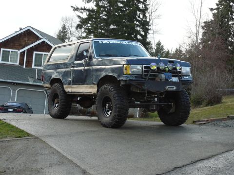 1991 Ford Bronco - This lifted 1991 Ford Bronco features a custom bumper with a winch and auxiliary lighting.