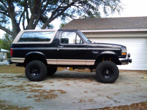 1993 Ford Bronco - Side view