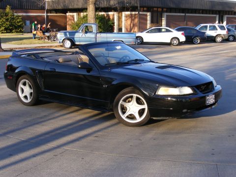 2000 Ford Mustang photo