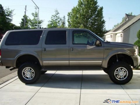 2005 Ford Excursion photo