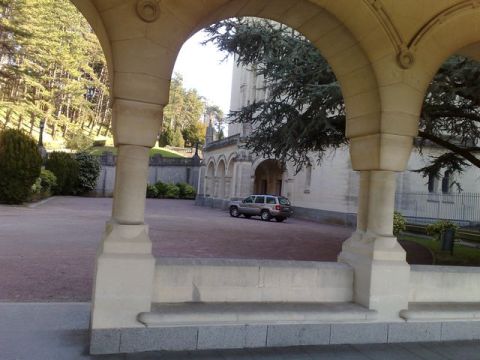 1991 Ford LTD Crown Victoria - Photograph of a courtyard viewed through arches, not a technical document.