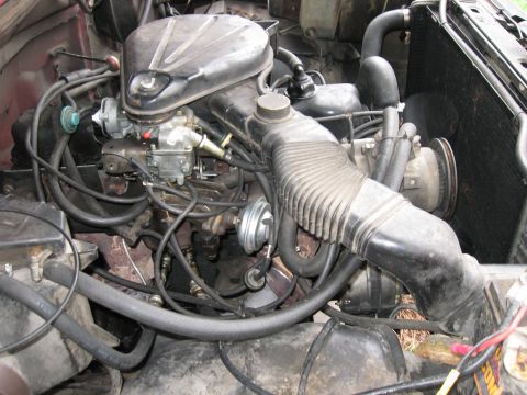 1981 Ford Bronco - Here's the mess and tangle of vacuum lines that cover the intake and exhaust.