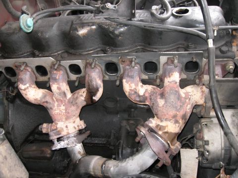 1981 Ford Bronco - The intake removed giving a clear shot of the dual exhaust manifolds of the EFI 300. MUCH better than the restrictive six-to-one stock 1bbl…