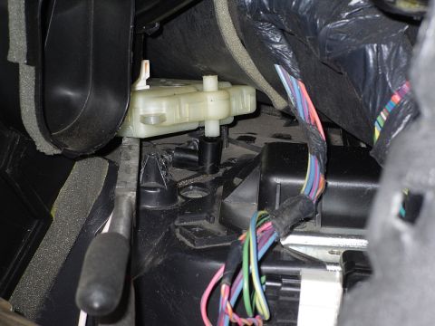 2004 Mercury Marquis - Close-up view of a vehicle's HVAC blend door actuator and associated wiring.
