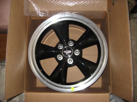 2003 Ford Crown Victoria - New wheel with the wheel nuts