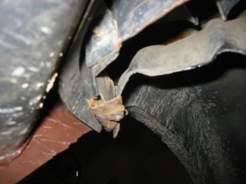 1995 Ford Bronco - Close-up of a rusted vehicle component, with the Supermotors.net logo visible in the lower right corner.