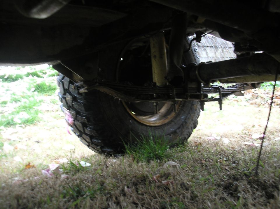 1987 Suzuki Samurai rear leaf spring suspension and tire