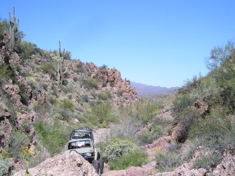 1986 Toyota Hilux - Off-roading through a desert canyon with two modified vehicles.