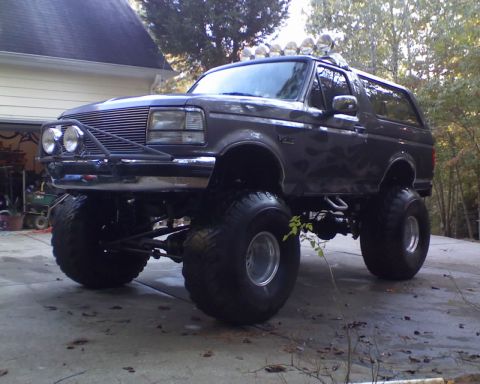1996 Ford Bronco - This lifted 1996 Ford Bronco features a custom front bumper with auxiliary lights and a roof-mounted light bar.