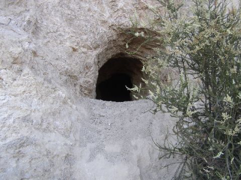 1989 Ford Bronco - a really cool cave i found at Hollister