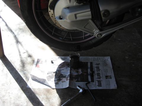 2004 BMW R1150GS ABS Adventure - Final drive fuid at 24k miles. First change. Pretty dark. Only few particles on magnetic plug.