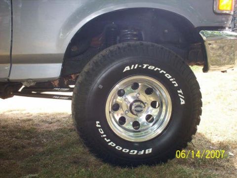 1994 Ford Bronco - This photo shows the front wheel and fender of a Ford truck, with a date stamp from 2007.