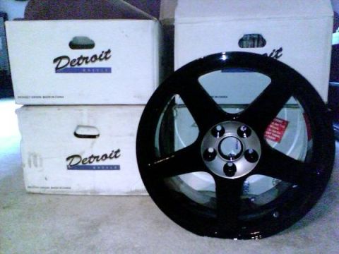 2001 Ford Crown Victoria - AFTER. BUT I DIDNT LIKE THE GLOSS SO I TOKK SOME WET SAND PAPER AND JUST WENT OVER THE SPOKES!