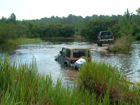 1995 Ford Bronco - al hooking tow rope to john