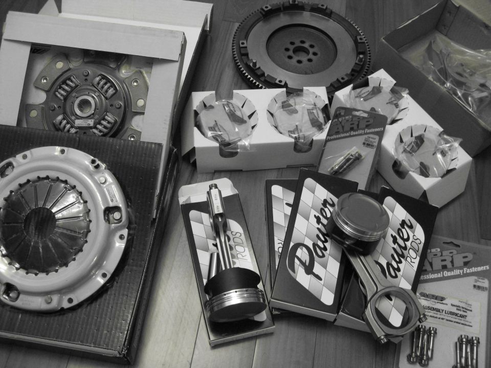 Engine parts: pistons, connecting rods, clutch, and flywheel. Text visible: Pauter Rods, ARP