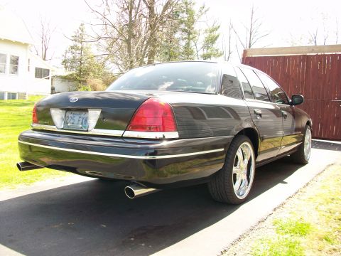 2003 Ford Crown Victoria photo
