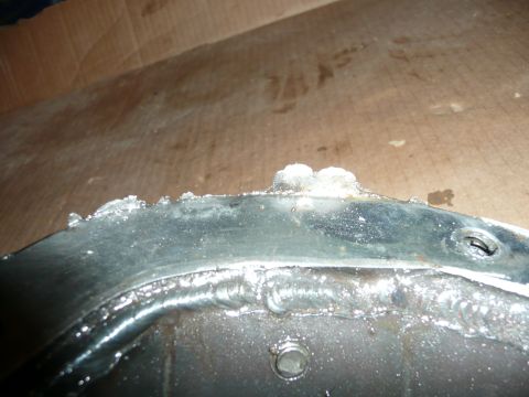 1990 Ford Bronco - Interesting metal migration on the bottom edge of the diff cover.