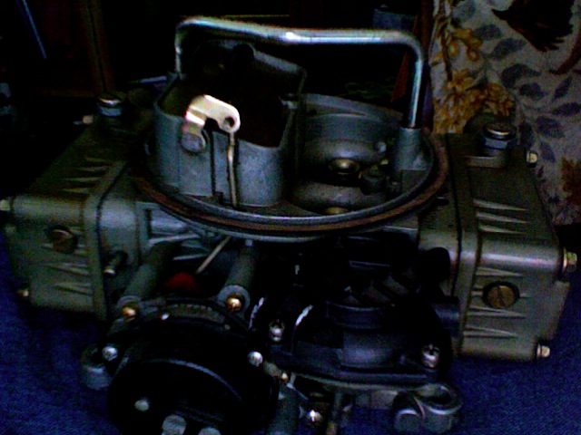 Holley carburetor with metal linkage and black base