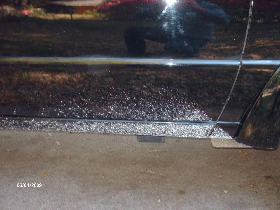 Black truck lower body panel with rust and debris, showing a date stamp of 06/04/2009 and Supermotors.net logo
