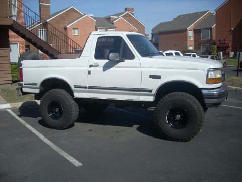 1992 Ford Bronco - This lifted 1992 Ford Bronco features black steel wheels and a spare tire mounted on the rear.