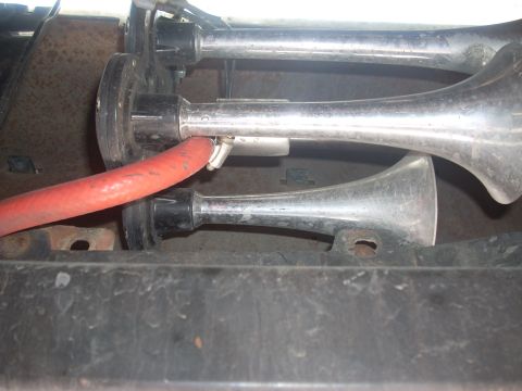 1992 Ford Bronco - Triple chrome air horns are visible, connected by a red hose.