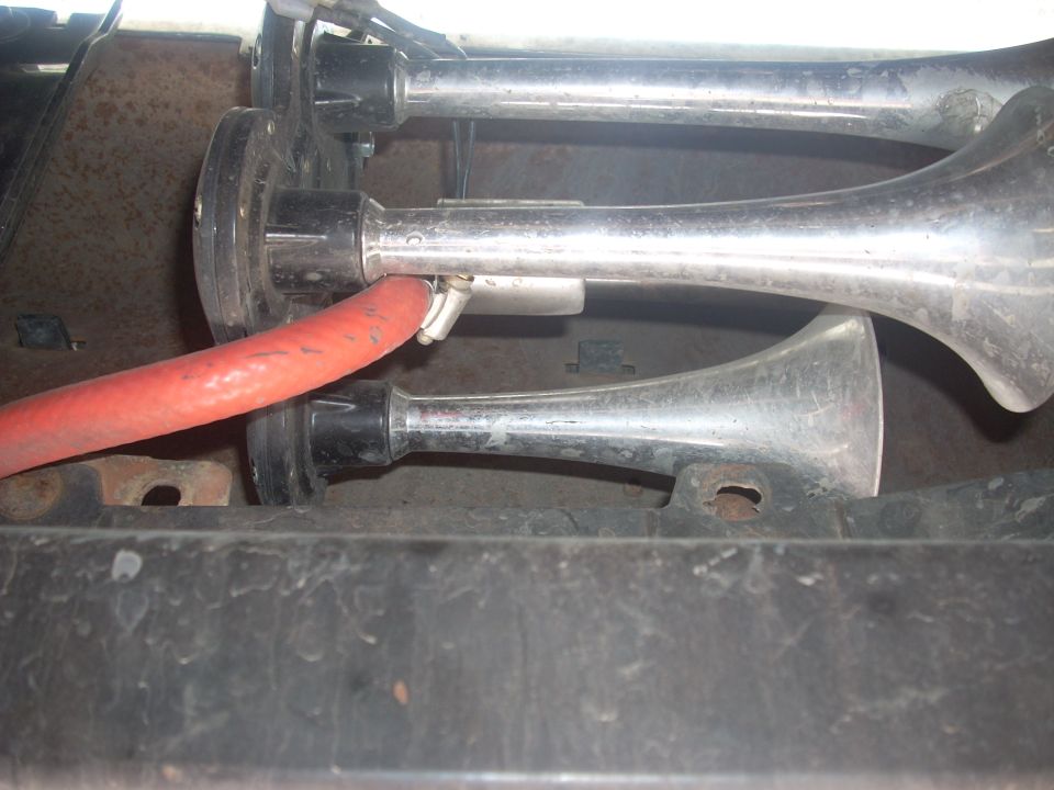 Triple chrome air horns with red hose