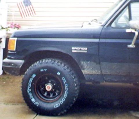1989 Ford Bronco - Closeup of the hacked fender and new 33.