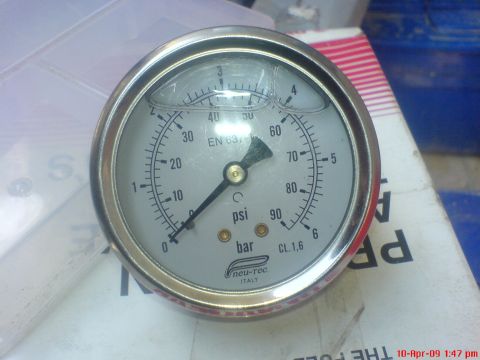 1992 Ford Crown Victoria - i bought this multi-porpouse pressure guage for 15$ with 2m hose and bolts. the range is 0-90 psi. made in italy