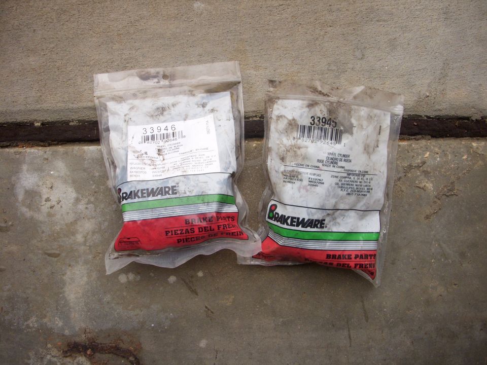 Original 8.8 wheel cylinders in the DRW F-350 wheel cylinder bags. Good to have as trail spares.