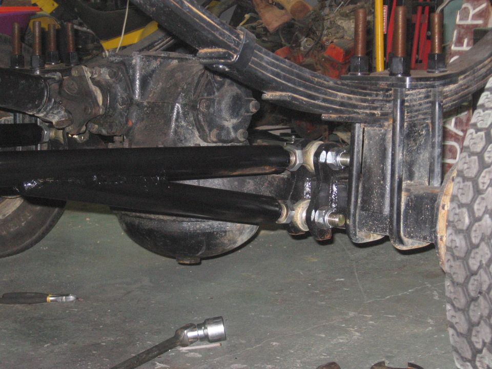 Underside rear suspension with leaf springs, U-bolts, black diff and control arms
