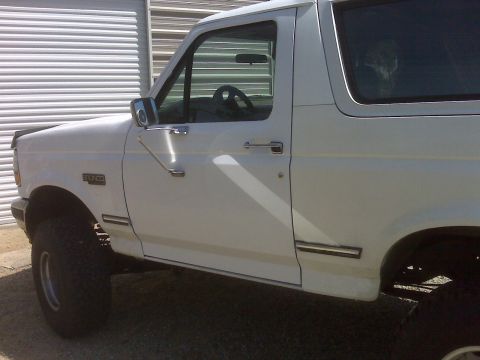 1995 Ford Bronco - Notice the driver side door. This was a red door, but used a technique a learned about on the web to use Rust-oleum of all things. Not to b…