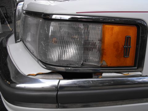 1990 Lincoln Town Car - Ouch ! Minor fender bender from a family member(gotta be fixed for no cost)