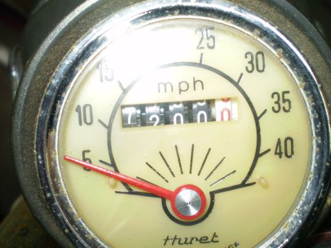 1981 Garelli Rally Sport - Speedometer gauge shows 7200 miles. The brand is Huret.