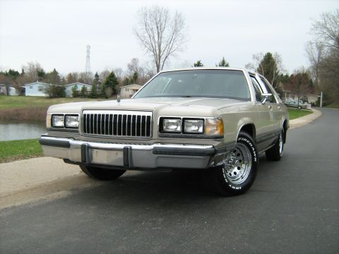 1988 Mercury Grand Marquis - This 1988 Mercury Grand Marquis has a chrome grille and aftermarket wheels.
