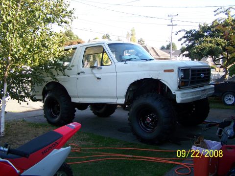 1982 Ford Bronco - This lifted Ford Bronco has a grille that suggests an earlier model year than claimed.