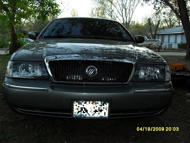 2004 Mercury Grand Marquis front view with chrome grille and headlights