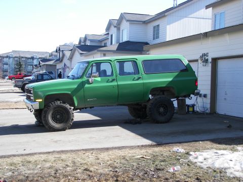 1990 Chevrolet Suburban - A little high in the rear, might need to level the front out or drop the rear. Can't tell because it's sitting on an incline
