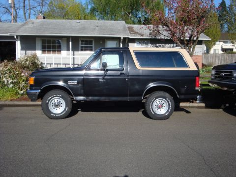 1991 Ford Bronco - This 1991 Ford Bronco is seen from the side, its distinctive tan removable top.
