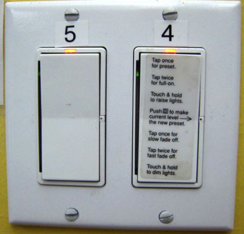 2005 Suzuki GSX-R 1000 - A close-up of two light switches, one with a number 5 and the other with detailed instructions for light control.