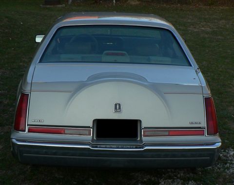 1990 Lincoln Mark VII - The rear of a Lincoln Mark VII shows its distinctive taillights and a faux continental kit.