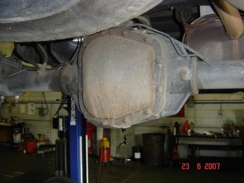 2007 Ford Mustang - The rear differential and axle assembly of a vehicle are shown in a workshop setting, with a date stamp of 23 6 2007 visible.