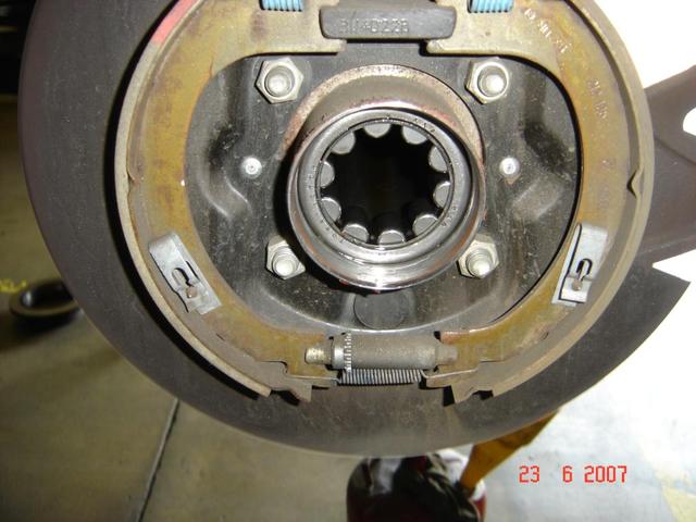 Close-up of a rear drum brake assembly with brake shoes and hub visible. Date stamp reads 23 6 2007