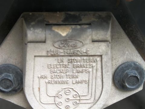 1992 Ford Bronco - This Ford trailer connector shows a diagram for trailer lights and electric brakes.