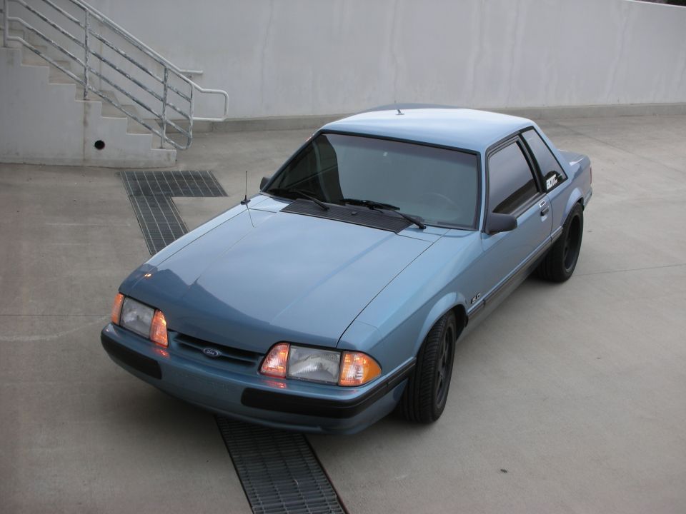 Blue 1990 Ford Mustang coupe, 3q-front view