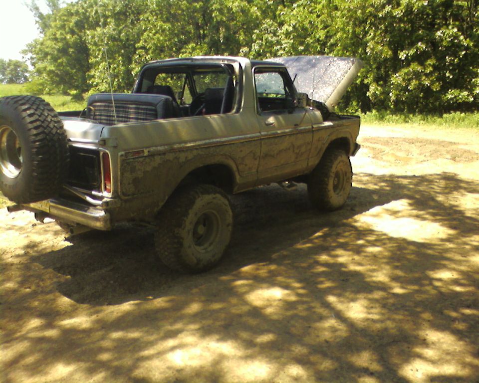 1979 Ford Bronco, 3q-front view, mud-splattered